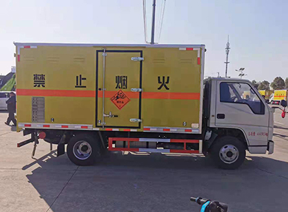 乌审爆破器材运输车工人安全操作规范与智能技术保障